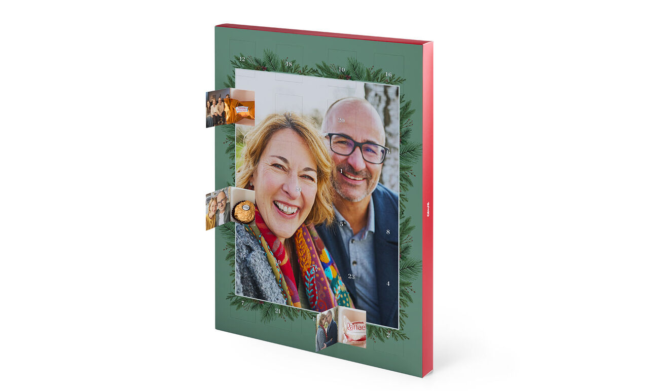 Un libro fotografico CEWE con copertina festiva e ricordi.