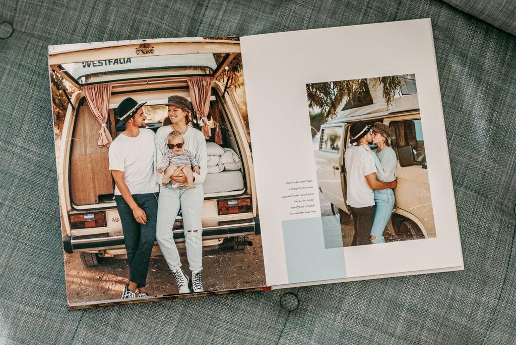 Una famiglia sorride accanto al loro camper. A sinistra nell'immagine c'è un album fotografico aperto con ricordi.