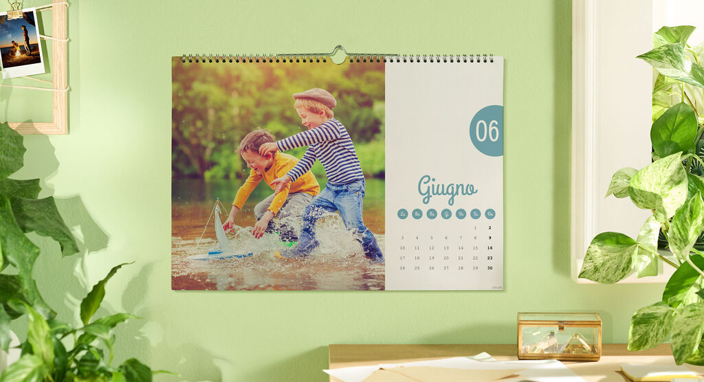 I bambini giocano felicemente in acqua e si divertono con una barchetta giocattolo.