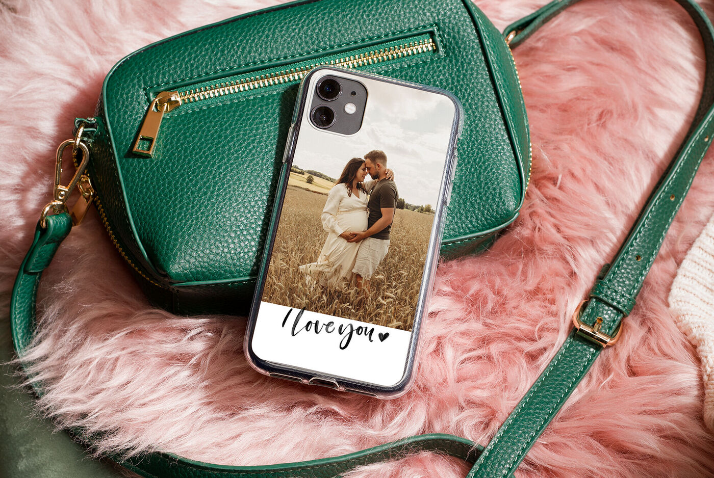 Custodia per cellulare con foto di una coppia in un campo di grano e il messaggio 'I love you'.