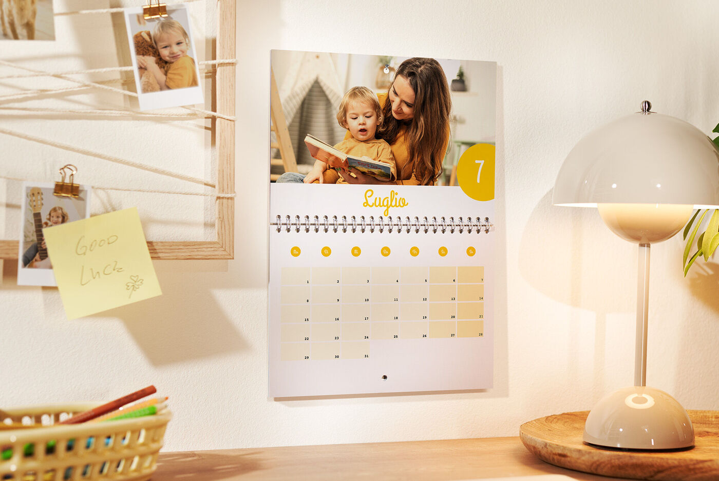 Pagina del calendario di luglio con una persona che legge un libro