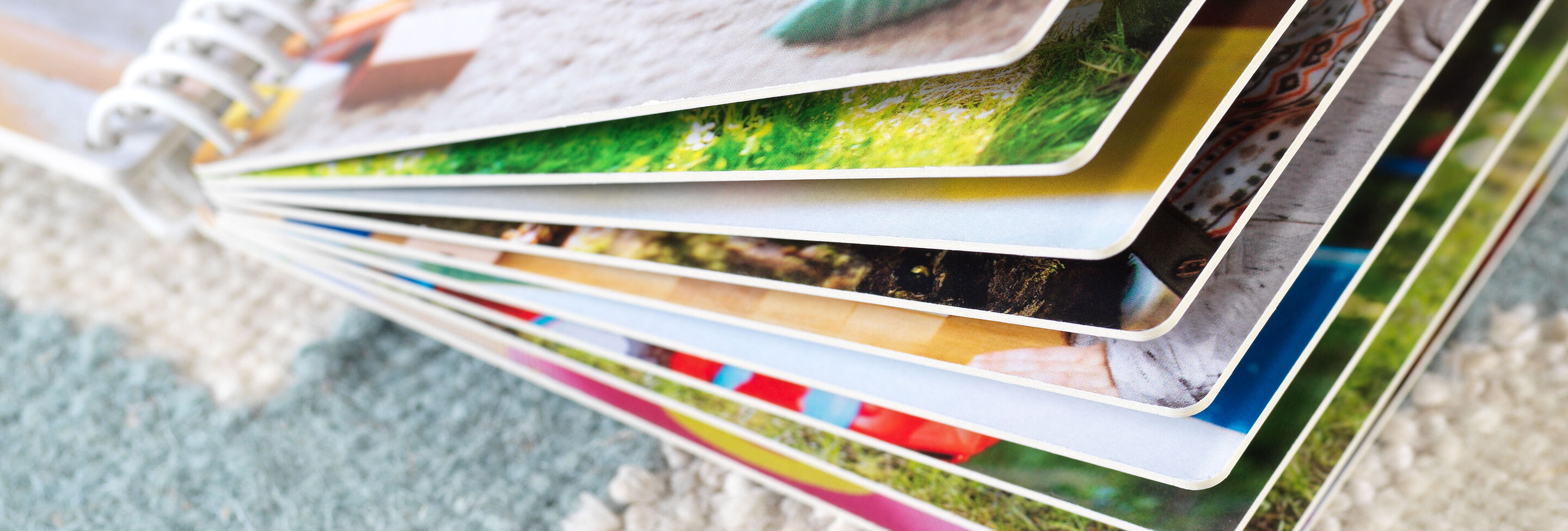 Dettaglio di un fotolibro aperto con pagine colorate