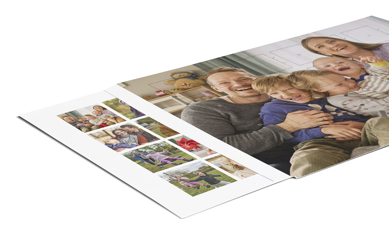 Una foto di famiglia sorridente nel fotolibro CEWE che mostra momenti felici