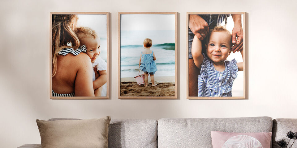 Tre immagini su un muro mostrano bambini felici in spiaggia e con le loro famiglie.