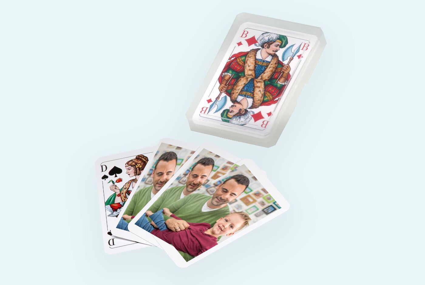 Una scatola di carte da gioco che mostrano immagini.