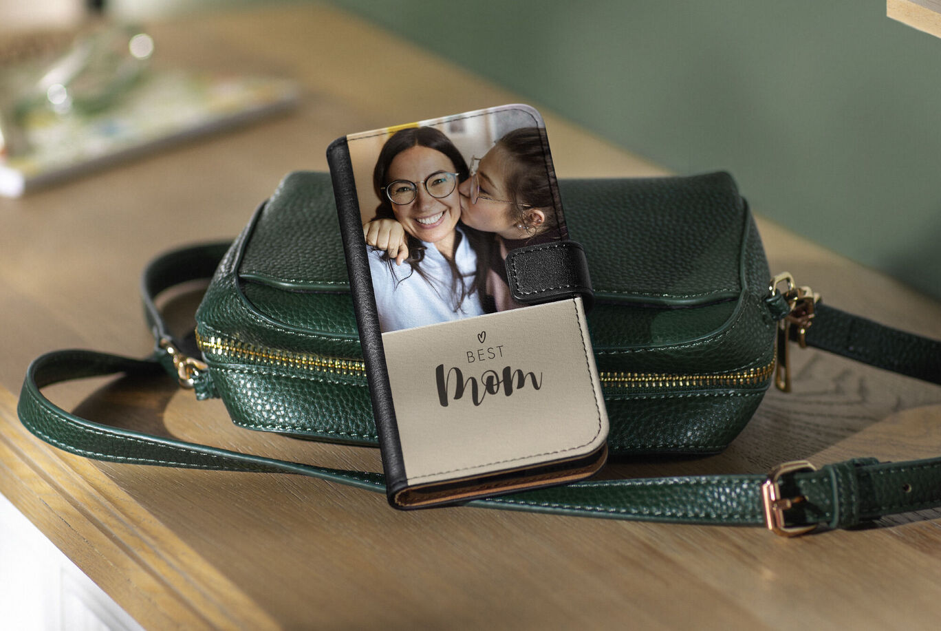 Una borsa a tracolla verde e una cover per telefono personalizzata per la miglior mamma.