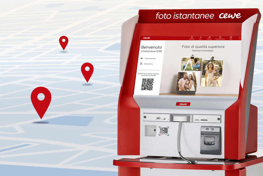 Distributore CEWE per prodotti fotografici con marcatori di posizione colorati nello sfondo.