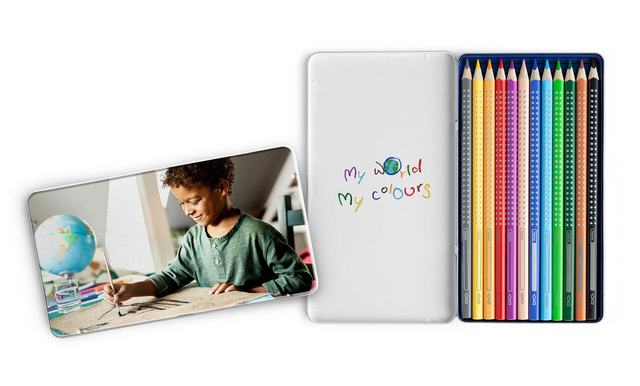 Un bambino disegna con colori. A destra ci sono molti colori e un quaderno con il titolo "il mio mondo i miei colori".