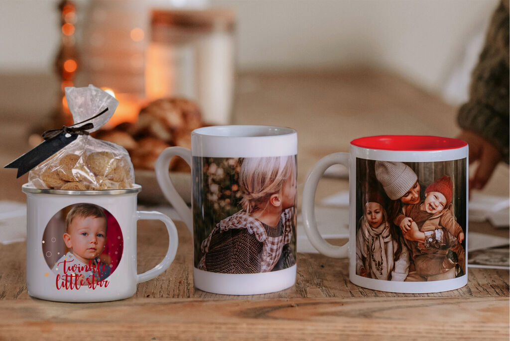Tre tazze personalizzate con foto, una con bordo rosso, un'altra con confezione regalo carina