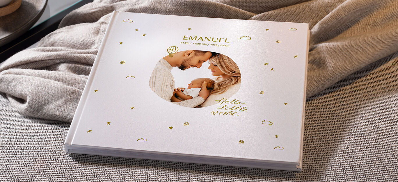 Un fotolibro CEWE con una copertina affettuosa che mostra una famiglia.