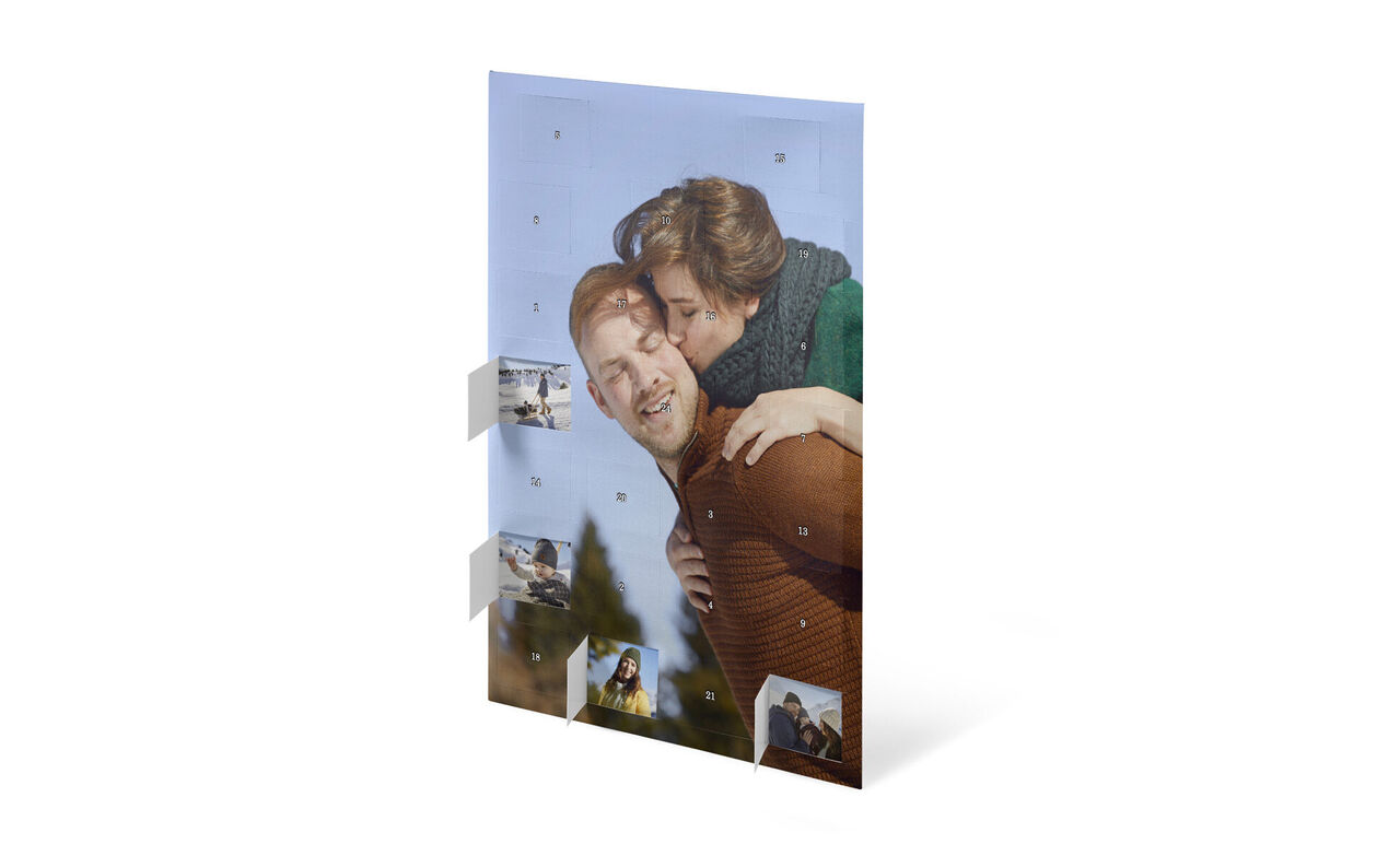 Calendario creativo con ricordi affettuosi e immagini personali.