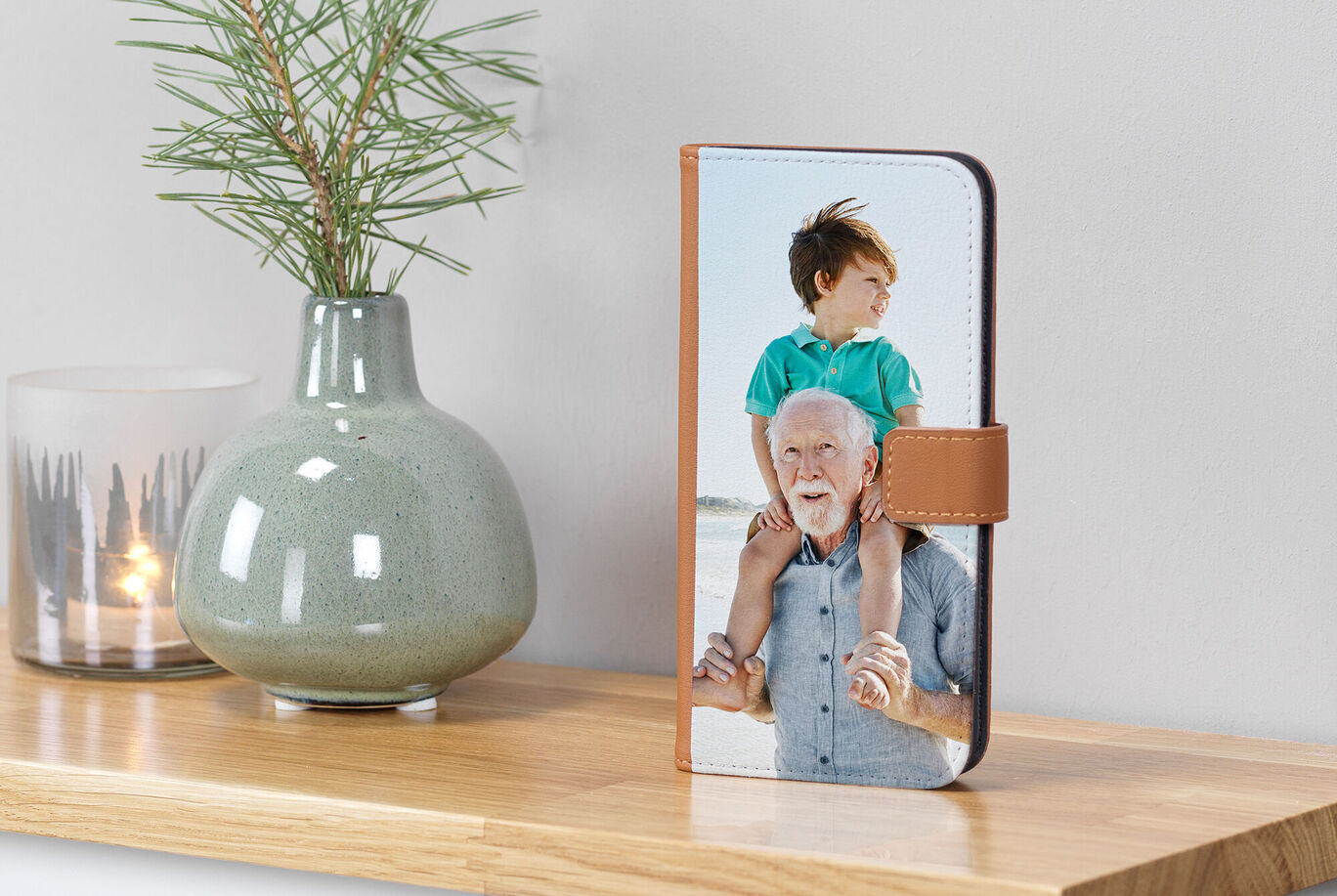 Cover per cellulare con motivo colorato di un bambino sulle spalle di un adulto, con sfondo naturale
