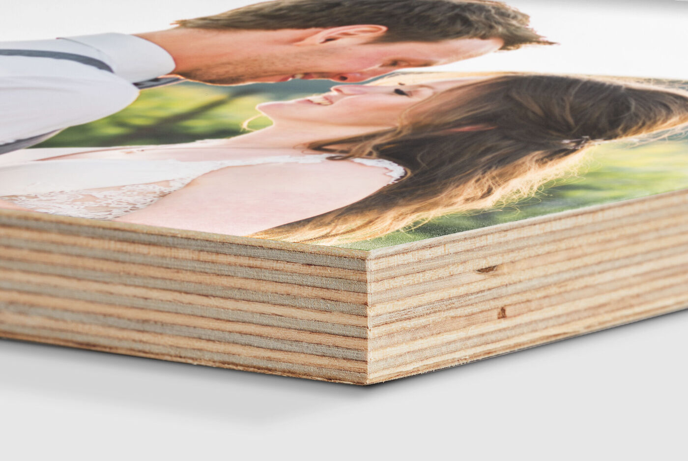 Primo piano di un fotolibro CEWE con una coppia felice in copertina che sorride