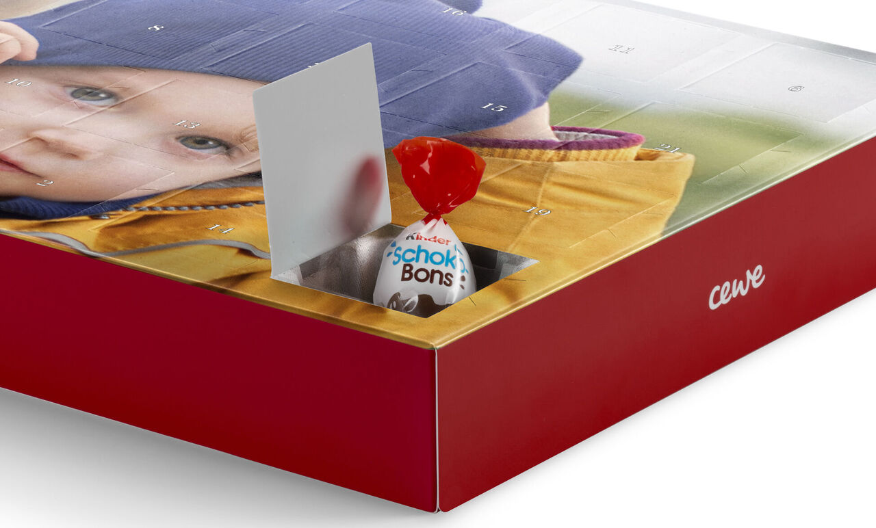 Calendario dell'Avvento con cioccolato e foto personalizzata di un bambino in abiti invernali.