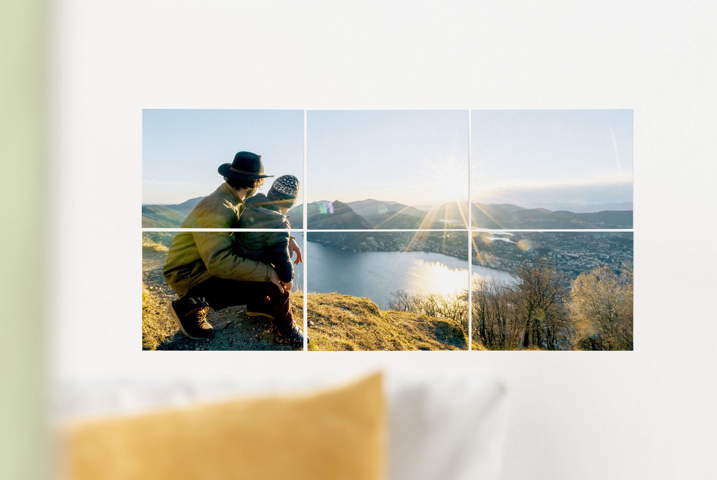 Due persone sedute su una montagna che godono della vista di un lago al tramonto