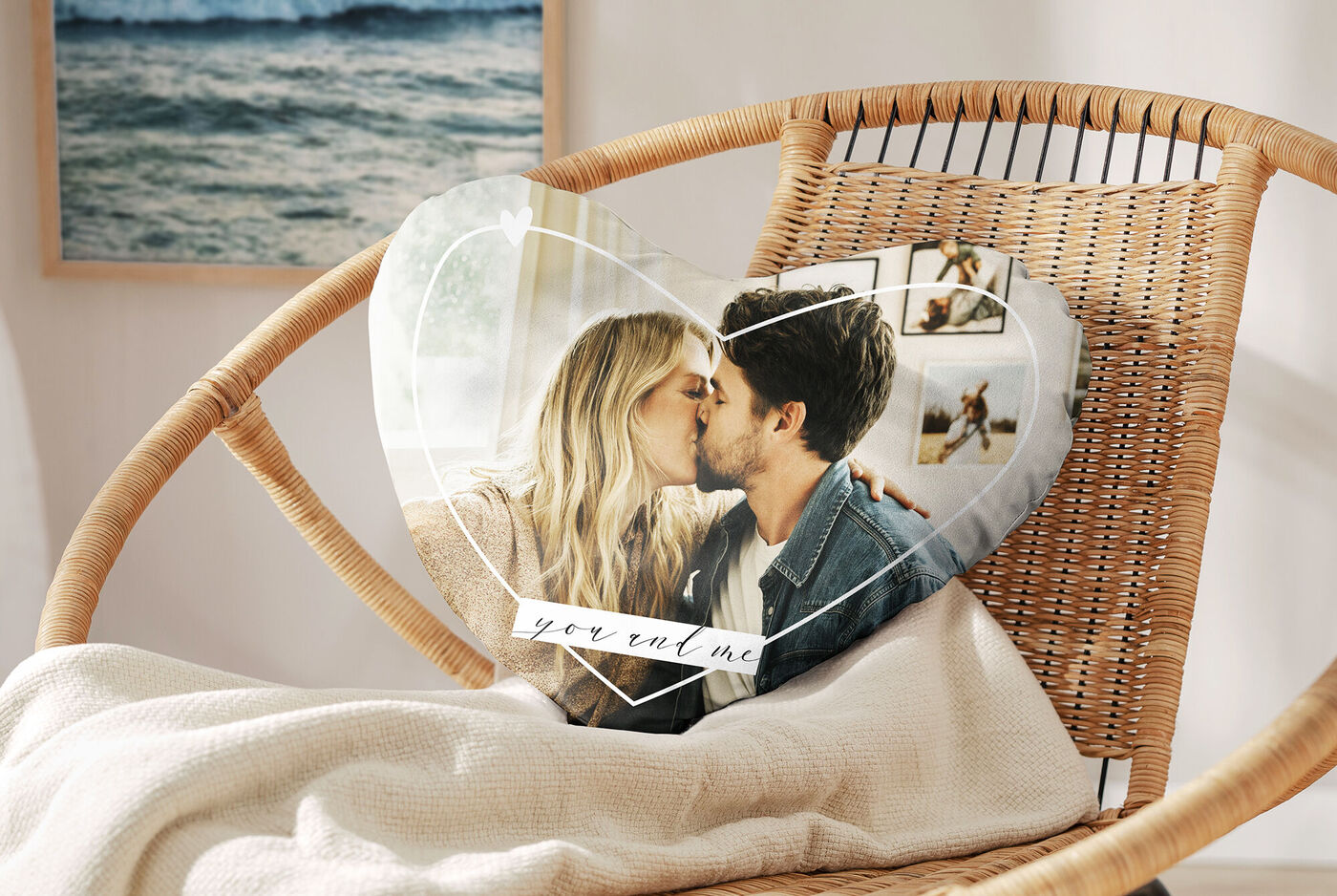 Cuscino a cuore con foto di coppia e testo 'you and me' su sedia in ambiente accogliente