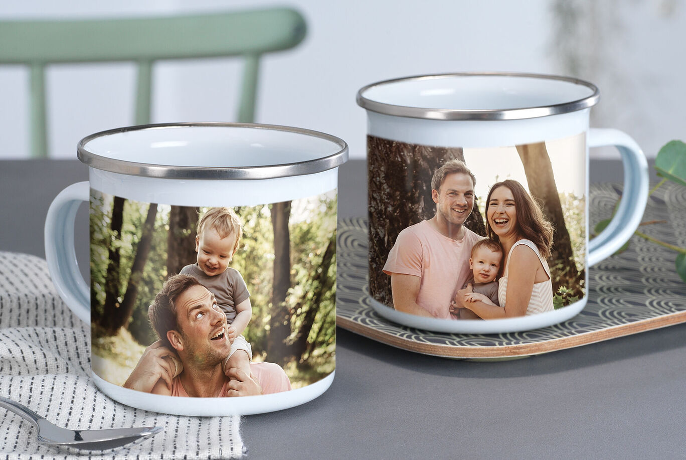 Due tazze personalizzate su un tavolo, una mostra una famiglia nel bosco, l'altra una foto familiare accogliente.