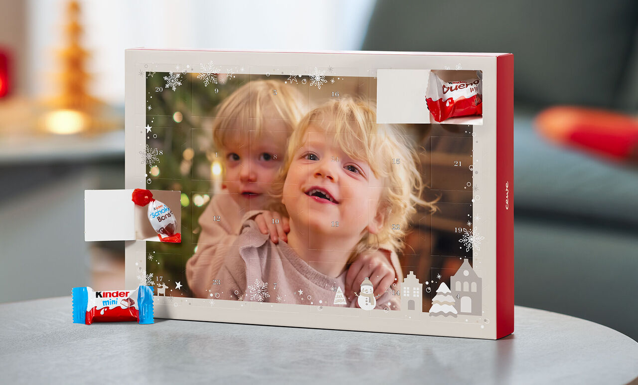 Un calendario dell'Avvento decorato festosamente con dolci.