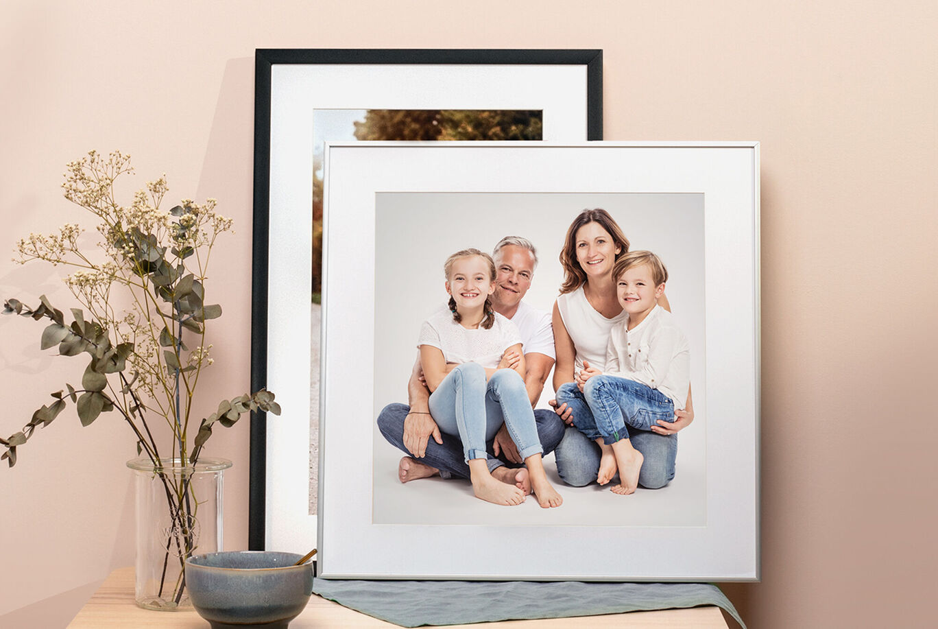 Un amorevole scatto di famiglia in una bella cornice, circondato da fiori e una ciotola decorativa.