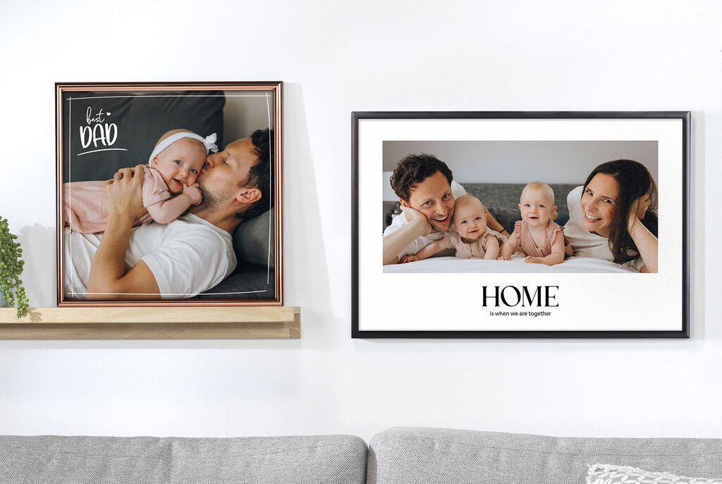 Un tenero quadro di un padre con il bambino in braccio su uno scaffale. Accanto, una foto di famiglia con testo 'HOME' sotto.