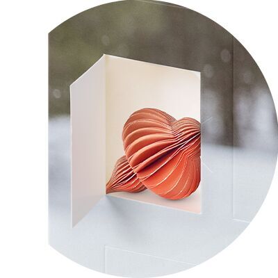 Un cuore pop-up creativo, amorevolmente progettato in tonalità calde, porta gioia.
