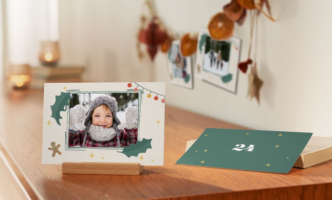 Bella biglietto di auguri decorato in modo festivo su un tavolo di legno.