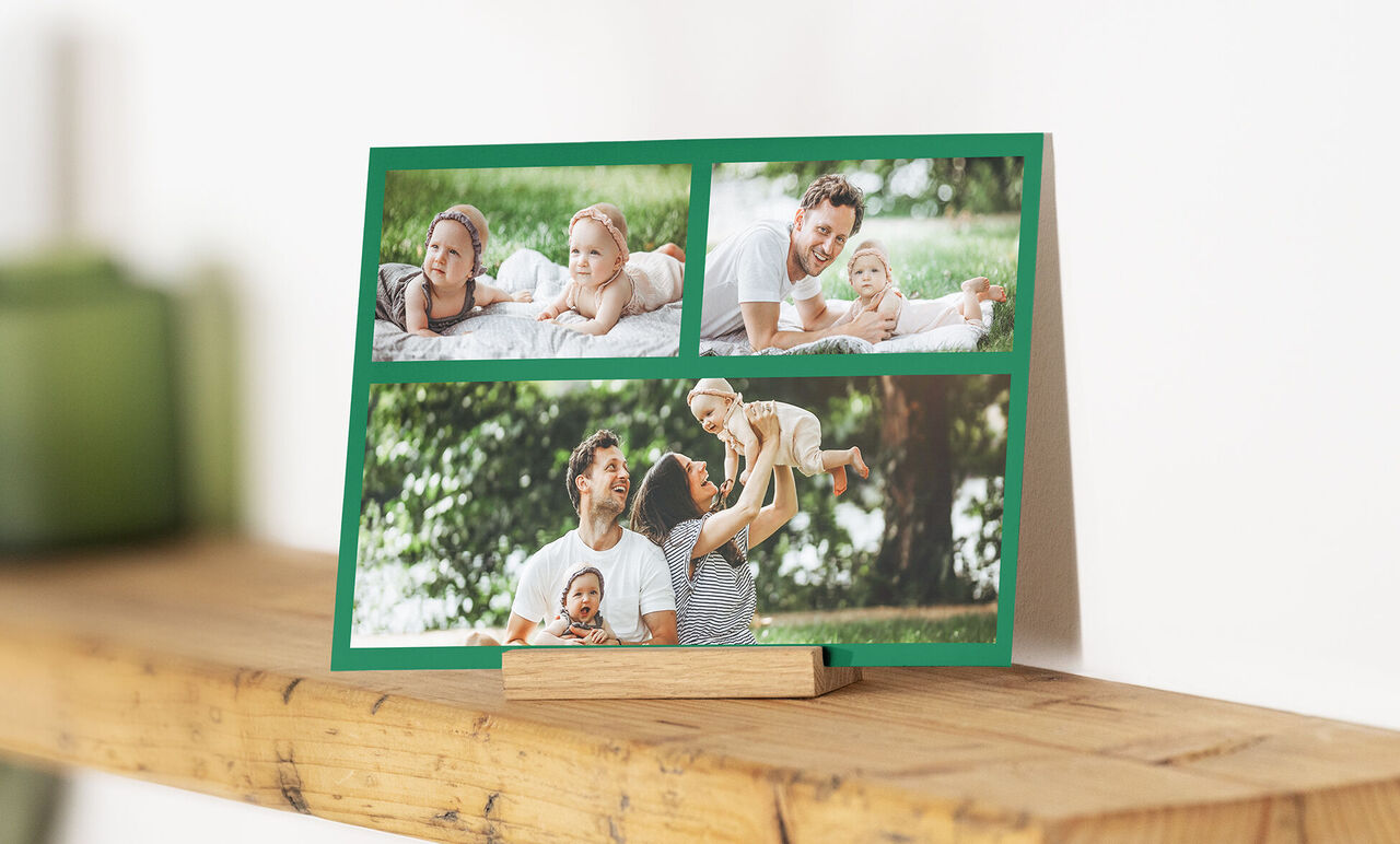 Meravigliosa carta d'auguri verde con foto di famiglia all'aperto.