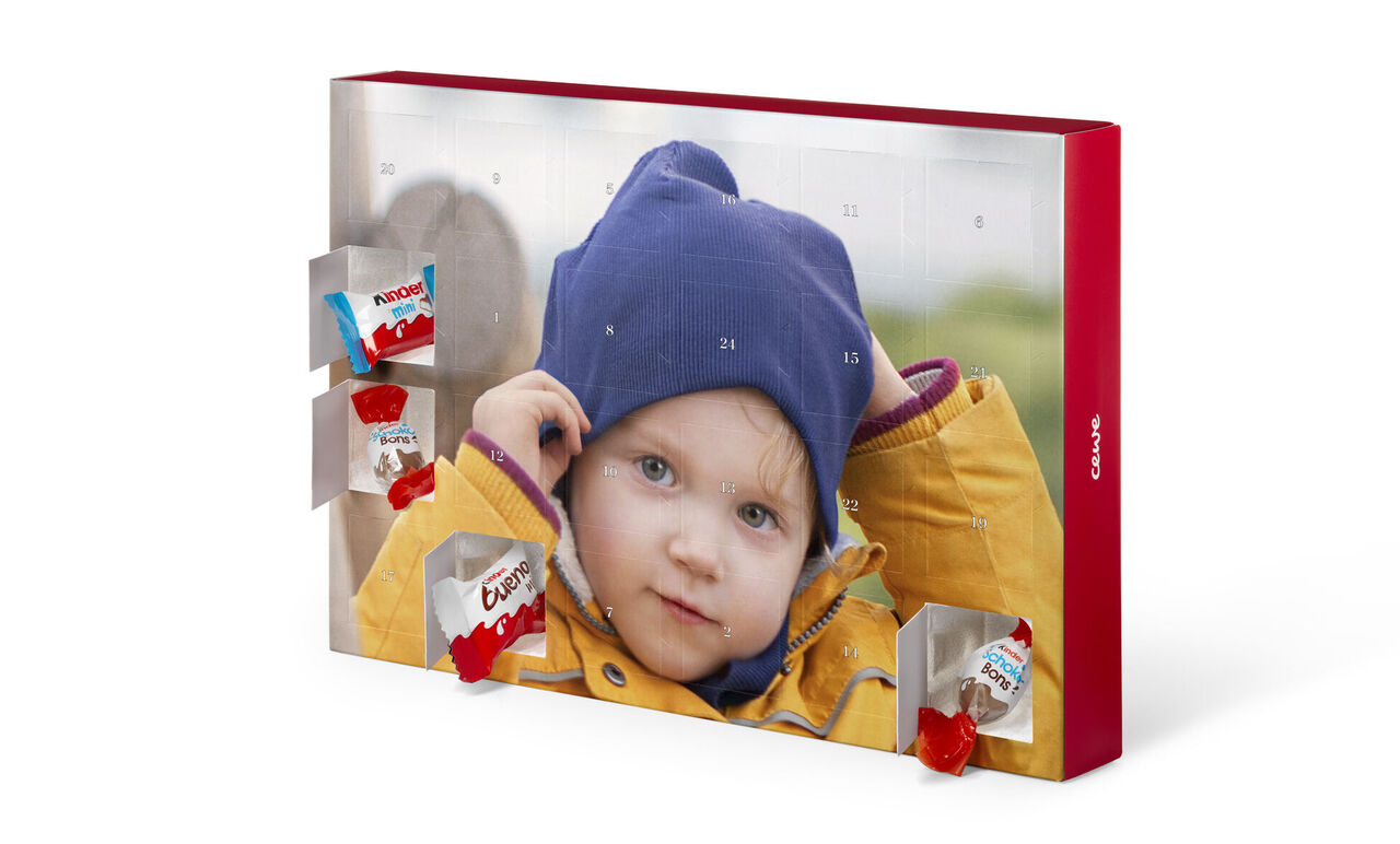 Un calendario avventizio pieno di dolci sorprese, mostra un bambino felice vestito caldo.