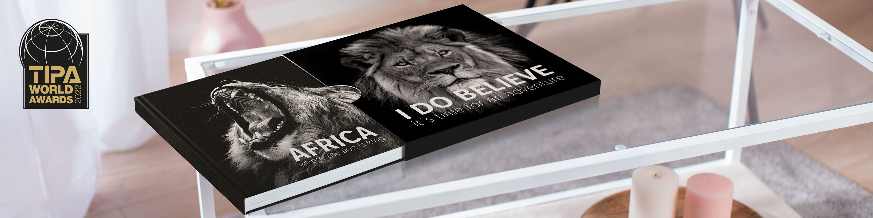 Un fotolibro di lusso su un tavolo intitolato 'Africa' con un maestoso leone in copertina. Celebra l'amore per la natura selvaggia africana.