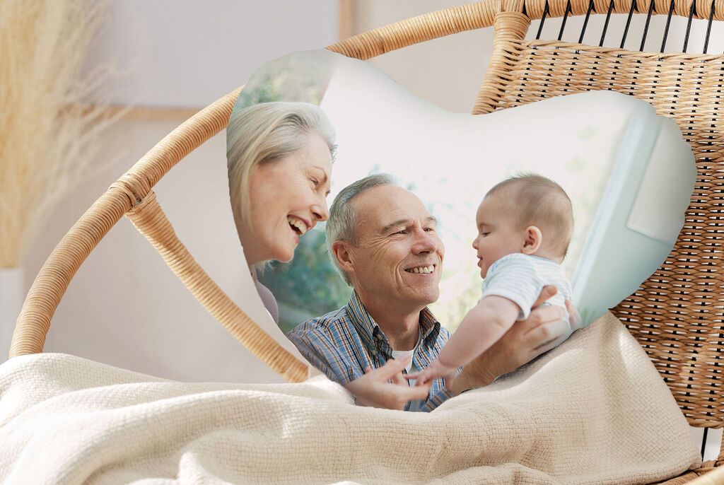 Persone felici con un bambino in un cuscino a forma di cuore.