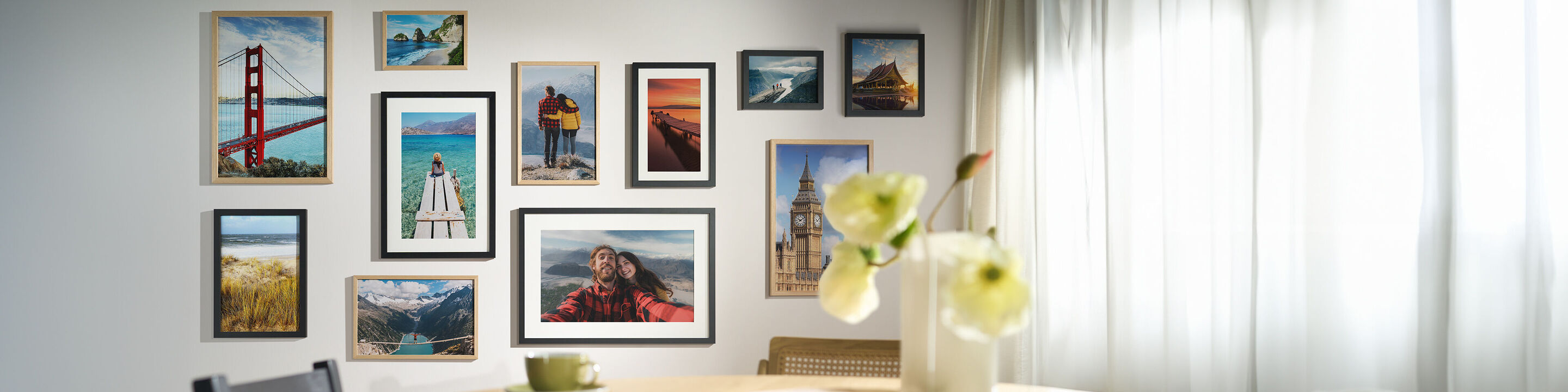 Fotoquadro appeso alla parete di un salotto