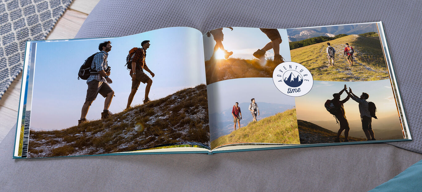 Una pagina aperta di un fotolibro mostra persone felici che fanno escursioni nella natura con luce bellissima.