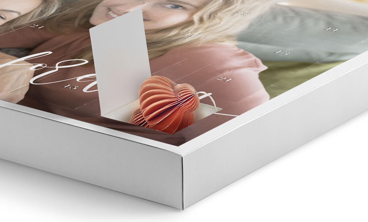 Primo piano di un calendario CEWE con una pop-up card a cuore che sporge.