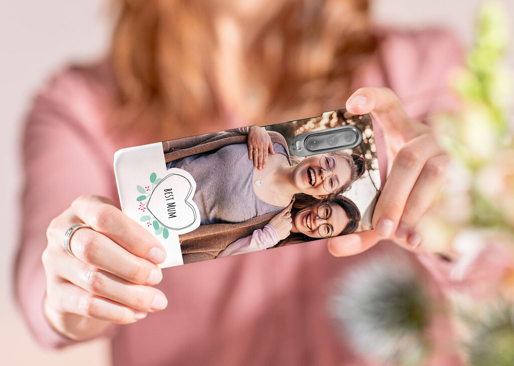 Due donne felici scattano un selfie con cover personalizzata con foto.