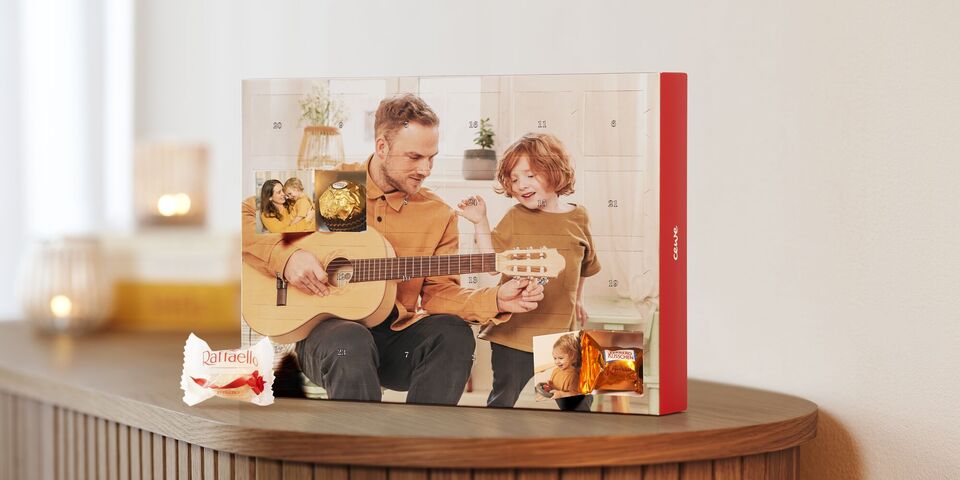 Una famiglia si diverte a suonare la chitarra e condivide momenti speciali. Il CEWE Fotolibro è adorabile.