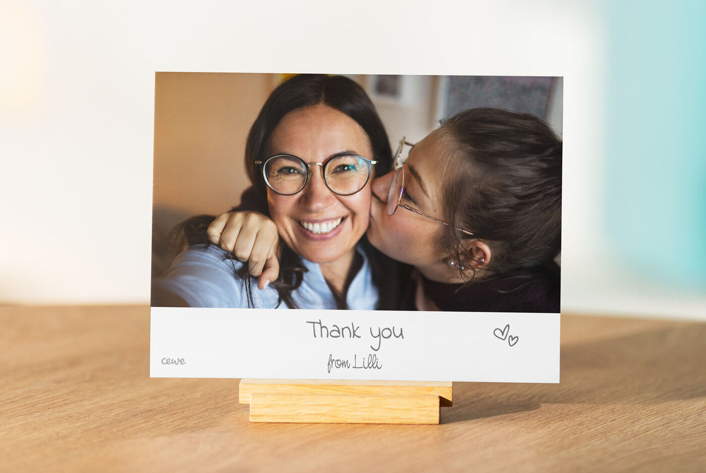 Una foto affettuosa di due persone che si abbracciano con scritto "Thank you from Lilli". Perfetta per bei ricordi.