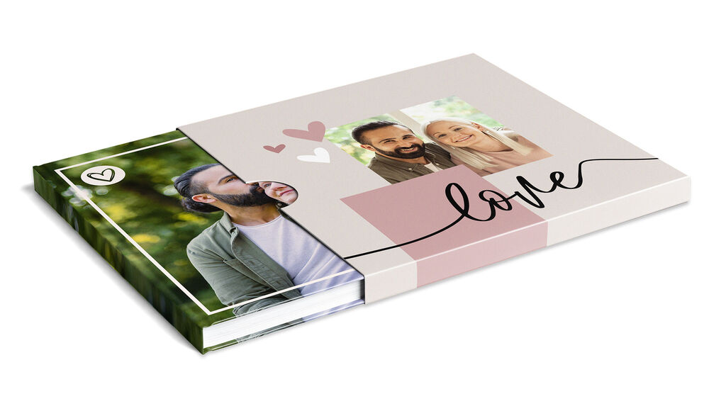 Un fotolibro amorevolmente progettato con due foto e la scritta "love" sulla copertina.