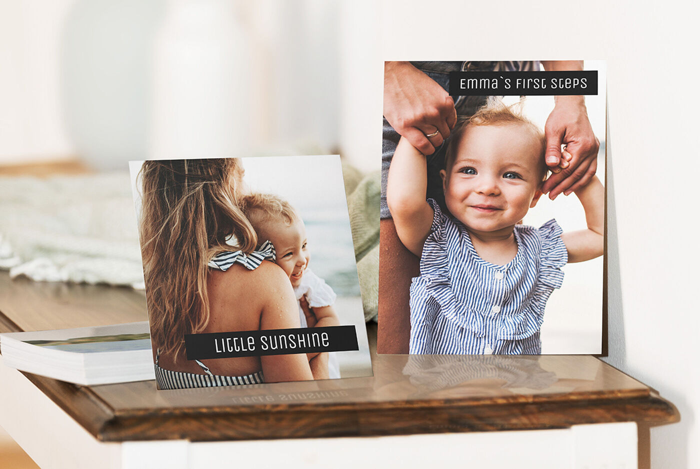 Due cartoline fotografiche amorevolmente progettate, una con giocattolo e l'altra con una bambina che fa i primi passi