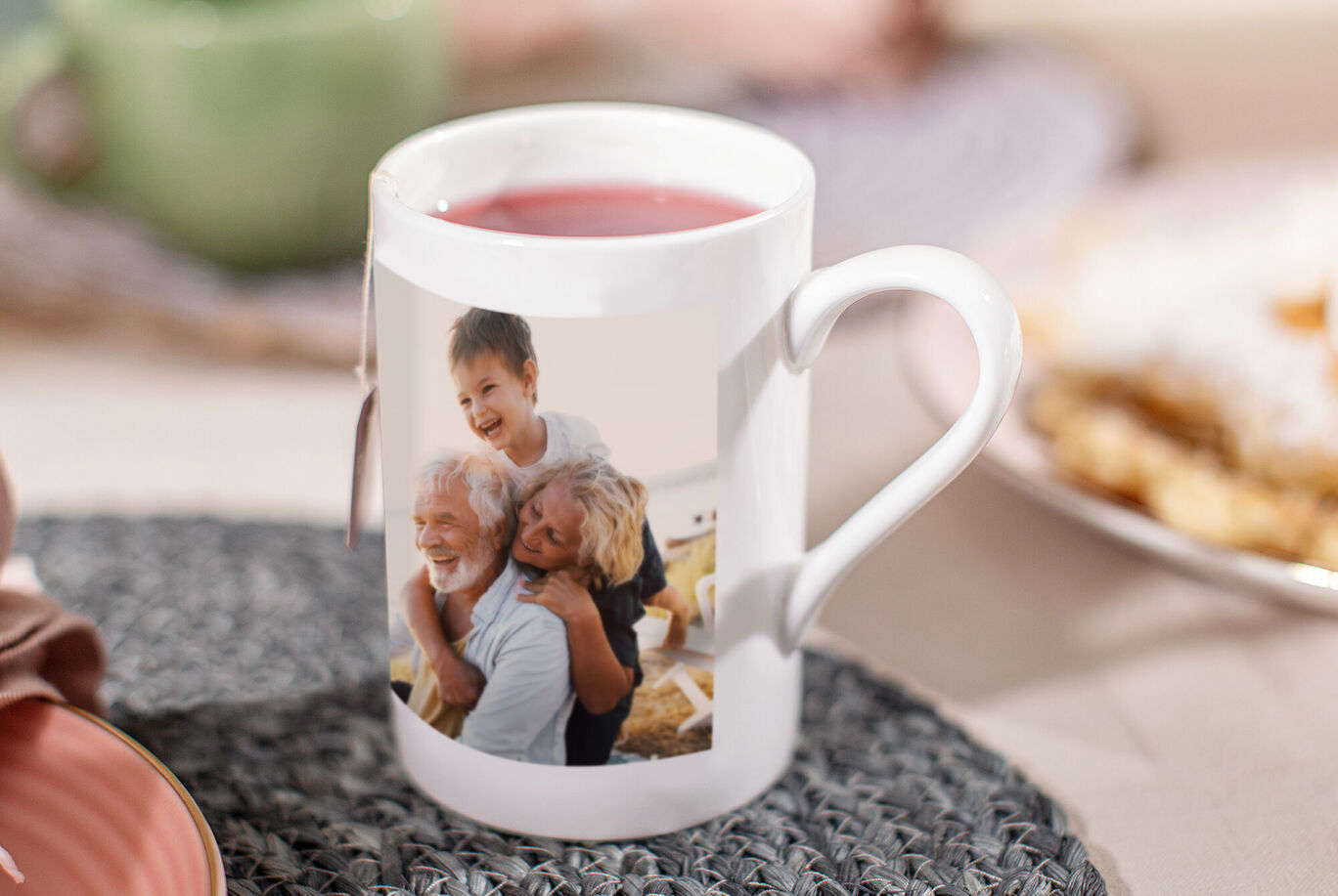 Tazza con foto di persone felici che si abbracciano