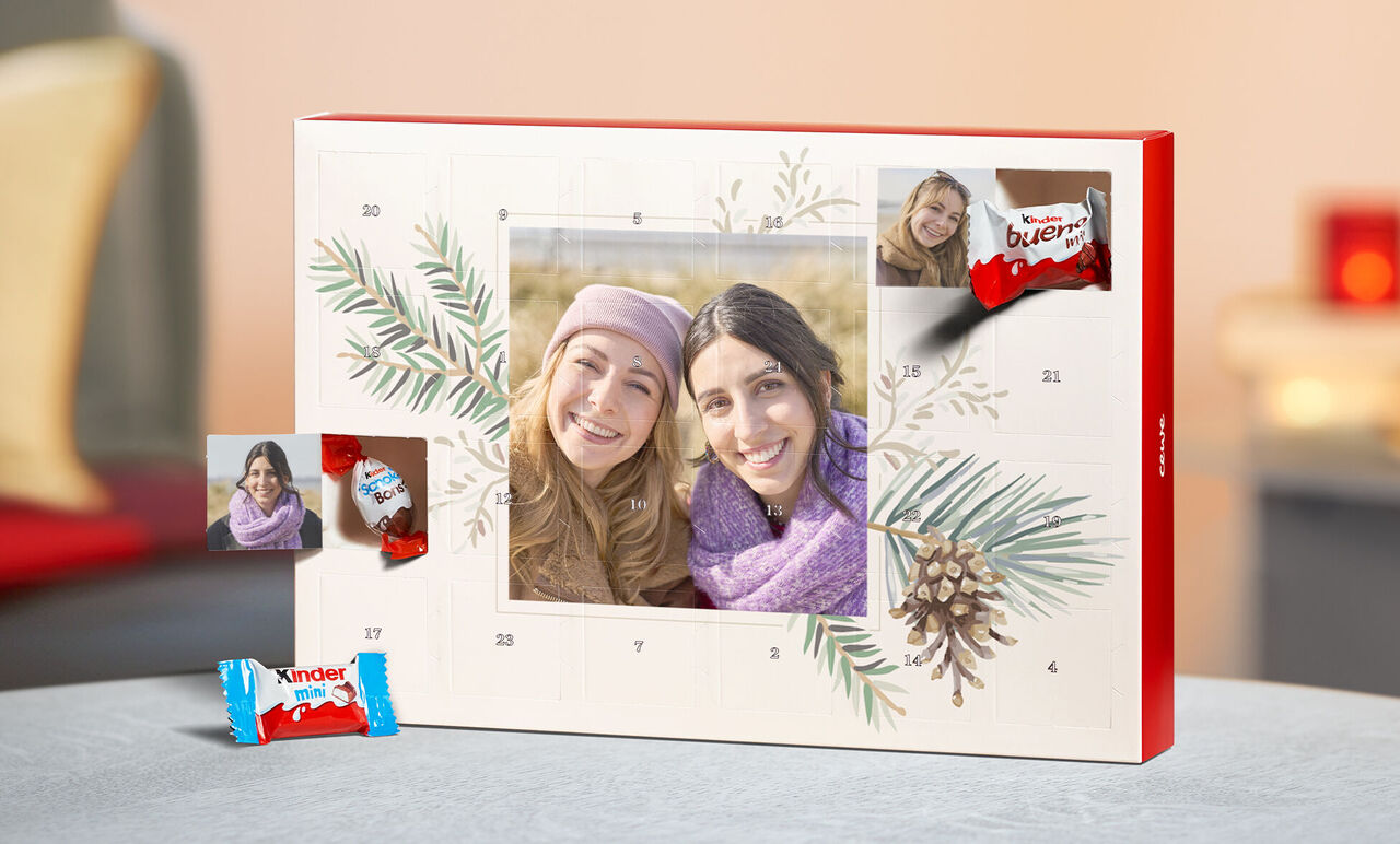 Un calendario dell'Avvento con dolci sorprese e un'immagine affettuosa di due amici. Creativamente decorato con rametti di pino e cioccolatini.
