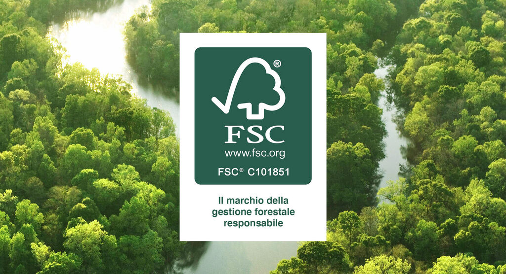 Logo FSC su sfondo verde con alberi e acqua.